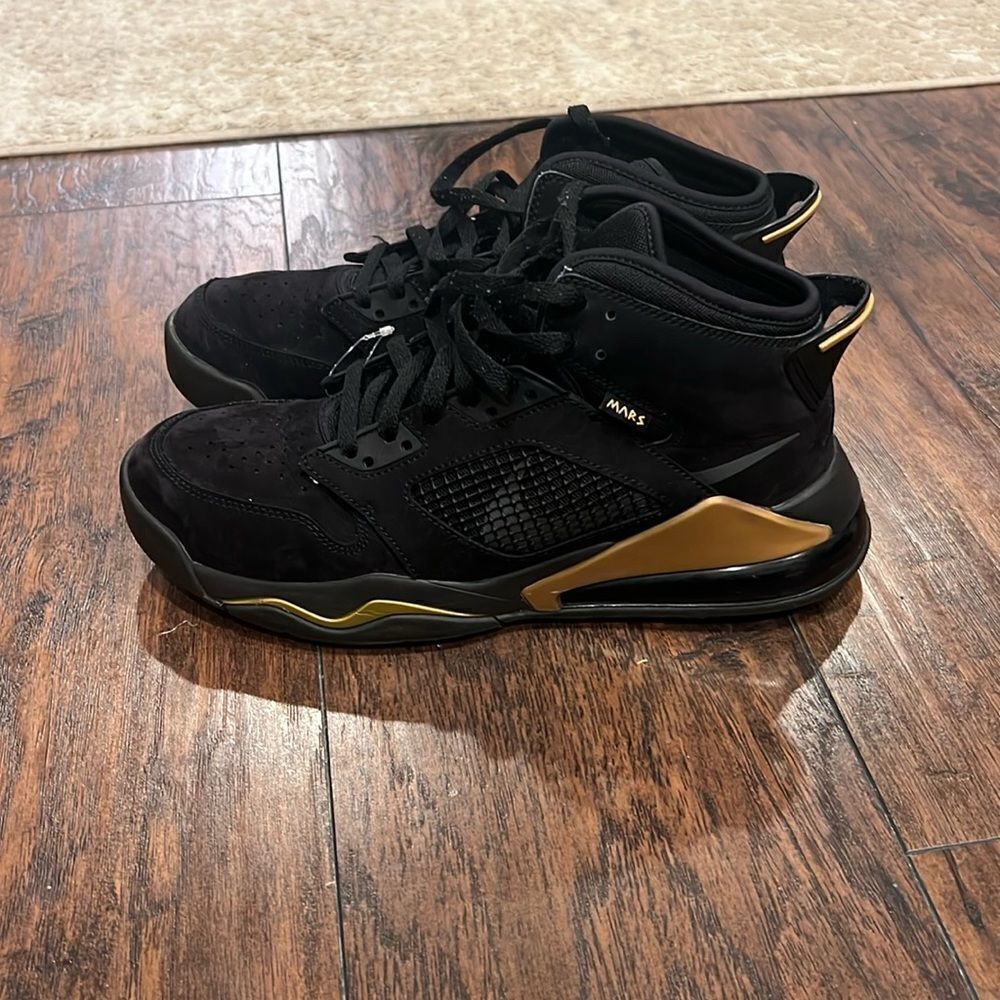 Jordan mars 270 size 10.5 black & gold men’s size 10 upper in great shape